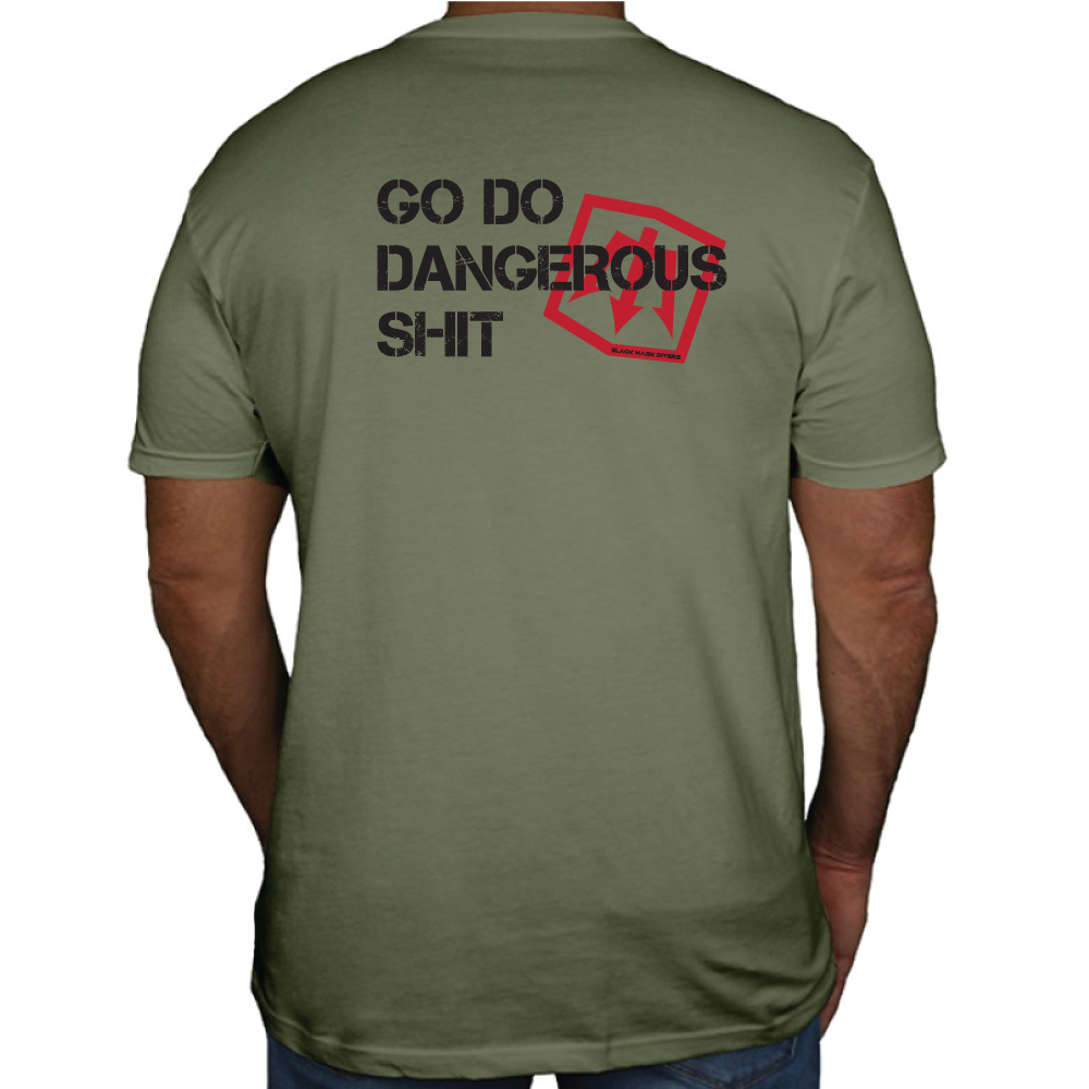 T-shirt in olive green cotton with black GO DO DANGEROUS SHIT slogan and red geometric graphic